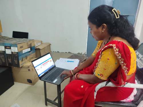 आधार से जुड़ी सेवाएं उपलब्ध करा आत्मनिर्भर बनी संगीता सिंह….