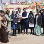 बस्तर में शुरू हुआ पुस्तक दान अभियान, कलेक्टर ने पुस्तक दान रथ को दिखाई हरी झंडी