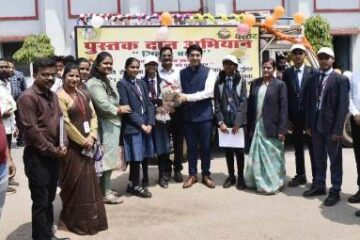 बस्तर में शुरू हुआ पुस्तक दान अभियान, कलेक्टर ने पुस्तक दान रथ को दिखाई हरी झंडी