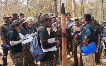 प्रशिक्षु आईएफएस अधिकारियों ने लघु वनोपजों से उत्पाद बनाने की प्रक्रिया देखी