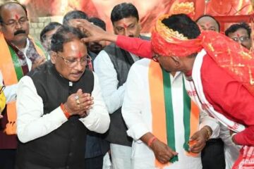 मुख्यमंत्री ने कुदरगढ़ी माता मंदिर में पूजा-अर्चना कर की प्रदेशवासियों की सुख-समृद्धि की कामना