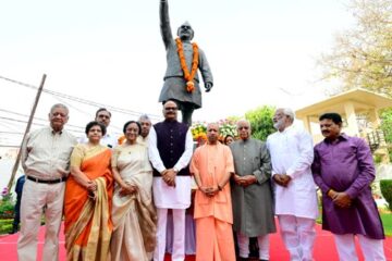 मुख्यमंत्री ने प्रदेश के पूर्व मुख्यमंत्री स्व0 हेमवती नन्दन बहुगुणा की पुण्यतिथि पर उन्हें श्रद्धांजलि अर्पित की