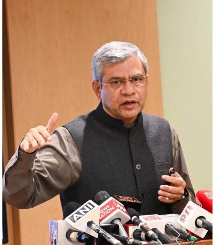 रेल मंत्री अश्विनी वैष्णव ने प्रयागराज स्टेशन के कायाकल्प पर दिया जोर, दशकों की निष्क्रियता पर उठाए सवाल