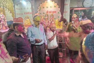 शनिवार को ही भक्तों ने बजरंगबली संग खेली होली, लगाया गुलाल 