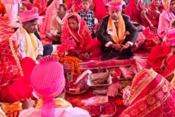 सामूहिक विवाह में गूंजे लोकगीत, सांसद छोटेलाल खरवार के सियासी तंज से गरमाया माहौल