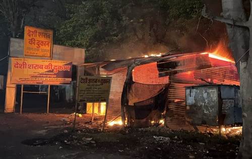 सरकारी देशी शराब की दुकान में भीषण आग, लाखों की शराब जलकर खाक