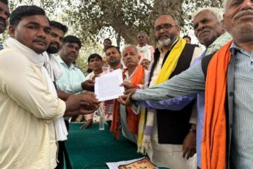 मलीन बस्ती के 500 घरों को उजाड़ने का डर, लोगों ने विधायक को सौंपा ज्ञापन