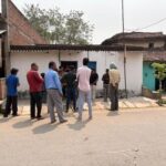 कबाड़ लदी डीसीएम ट्रक घर से टकराई, बाल-बाल बचे लोग