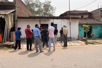 कबाड़ लदी डीसीएम ट्रक घर से टकराई, बाल-बाल बचे लोग