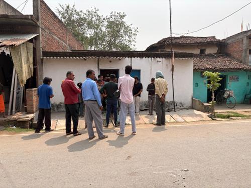 कबाड़ लदी डीसीएम ट्रक घर से टकराई, बाल-बाल बचे लोग