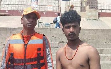 एनडीआरएफ ने गंगा नदी में डूब रहे श्रद्धालु को सुरक्षित बचाया
