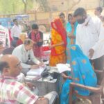 स्वास्थ्य शिविर में 110 मरीजों की जांच, दवा वितरण के साथ आयुष्मान कार्ड बनाया गया 