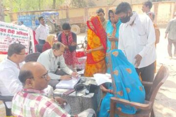 स्वास्थ्य शिविर में 110 मरीजों की जांच, दवा वितरण के साथ आयुष्मान कार्ड बनाया गया 