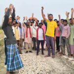 सड़क निर्माण में अनियमितता पर ग्रामीणों में आक्रोश 