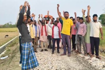 सड़क निर्माण में अनियमितता पर ग्रामीणों में आक्रोश 