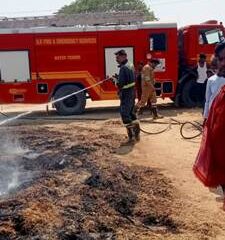 खलिहान में रखी सरसों की भुसी में लगी आग, फायर ब्रिगेड ने पाया काबू