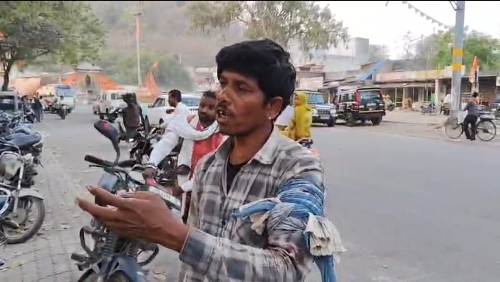 बैंक के गार्ड ने चलाई गोली, युवक के हाथ में लगी… मचा हड़कंप