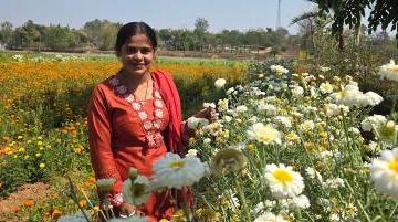 बिहान योजना से खिला रत्ना का भविष्य: फूलों की खेती से बनीं सफल उद्यमी