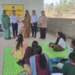 ग्रासिम इण्डस्ट्रीज द्वारा महिलाओं में बाँटे गये ब्यूटीशियन किट