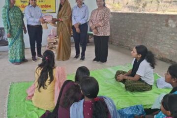 ग्रासिम इण्डस्ट्रीज द्वारा महिलाओं में बाँटे गये ब्यूटीशियन किट