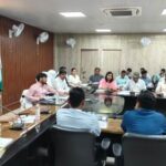 जिलाधिकारी ने सीएम डैशबोर्ड की योजनाओं व निर्माण कार्यों के प्रगति की समीक्षा की