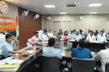 जिलाधिकारी ने सीएम डैशबोर्ड की योजनाओं व निर्माण कार्यों के प्रगति की समीक्षा की