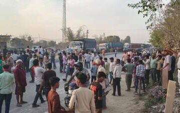 ट्रेलर ने बाइक सवार महिला को कुचला मौके पर मौत,  पति, पुत्र बाल बाल बचे 