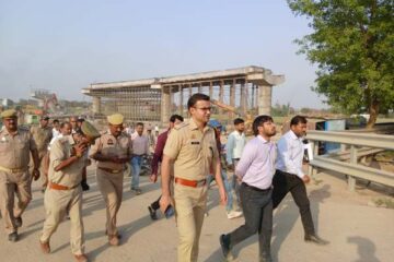 चन्दौली: निर्माणाधीन रेलवे ओवरब्रिज गिरने से हड़कंप, मौके पर पहुंचे जिलाधिकारी 