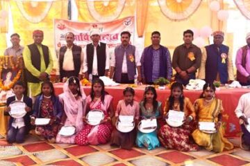 गायत्री को मिस पल्हारी, इंद्रजीत सिंह को मिस्टर पल्हारी का मिला खिताब