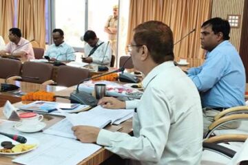 सी0एम0 डैशबोर्ड के माध्यम से जिलाधिकारी ने की विकास कार्यों की समीक्षा बैठक