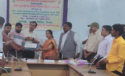 कृषक प्रशिक्षण कार्यक्रम में किसानों को प्रमाण पत्र वितरित