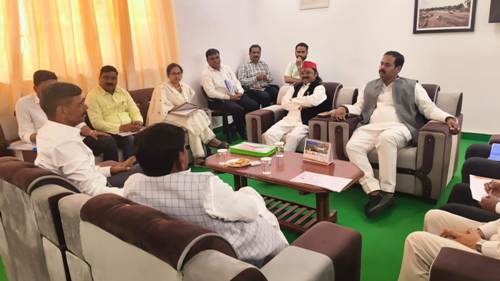 जनप्रतिनिधियों द्वारा उठाई गई समस्याओं का प्राथमिकता के आधार पर समयबद्ध निस्तारण किया जाए – मण्डलायुक्त