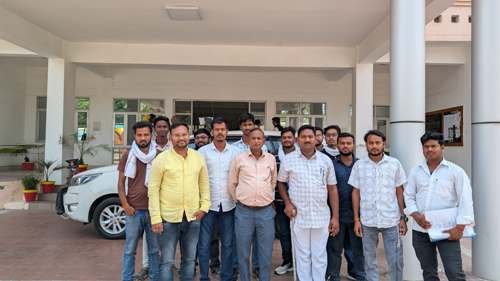 क्रेशर प्लांटों से निकल रहे गर्दों से परेशान ग्रामीणों ने दिया मंडलायुक्त को पत्रक