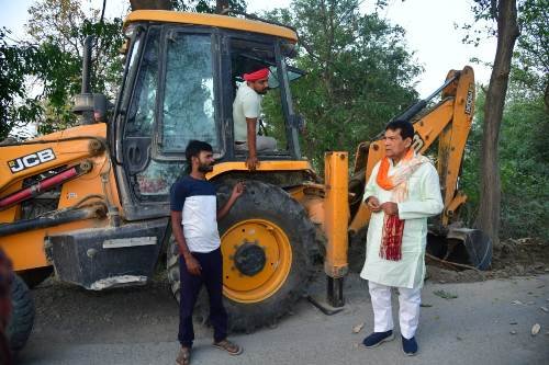 मधुबन दोहरीघाट मार्ग चौड़ीकरण कार्य का मंत्री ए.के. शर्मा ने किया औचक निरीक्षण