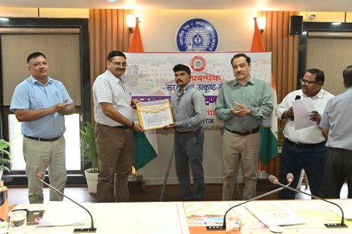 महाप्रबन्धक नरेश पाल सिंह ने 10 रेल कर्मचारियों को किया पुरस्कृत