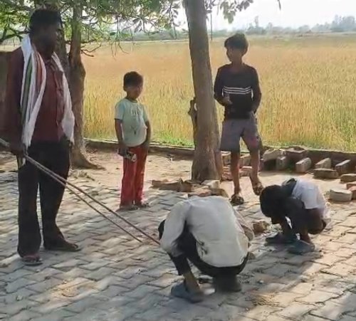 मछली पकड़ने पर नाबालिगों को ‘मुर्गा’ बनाकर दी बर्बर सजा, आरोपी गिरफ्तार