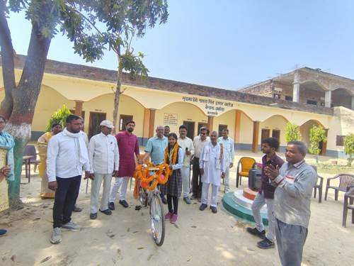एसडीएमएस इंटर कॉलेज अकोढ़ा में हुआ मेधावियों का सम्मान, ऋतु सरोज को मिली साइकिल  