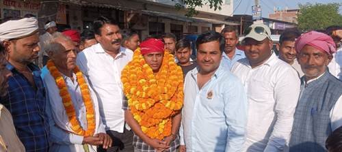 यूपी पीसीएस में चयनित चन्दन पाल का गांव पहुंचने पर ग्रामीणों ने किया जोरदार स्वागत