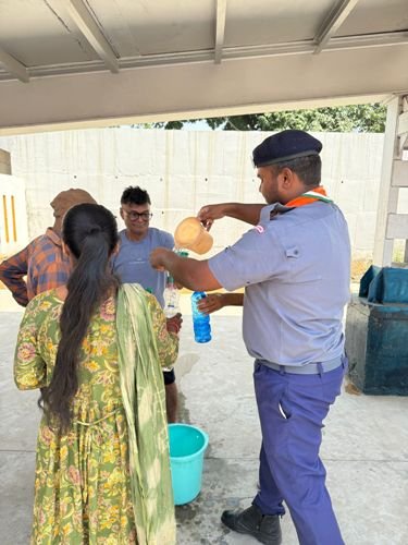 स्काउट्स गाइडों ने यात्रियों को पिलाया शीतल जल, भीषण गर्मी में मिल रही राहत 