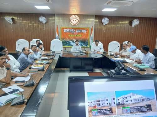 जिलाधिकारी ने की 50 लाख से अधिक लागत के निर्माण कार्यों की समीक्षा 