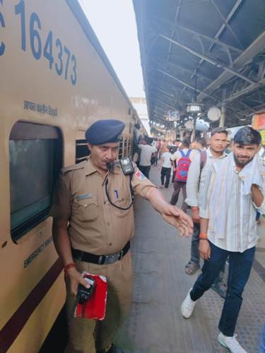 प्रयागराज मंडल द्वारा यूपी होमगार्ड परीक्षार्थियों के लिए चलाई गई एग्जाम स्पेशल ट्रेन