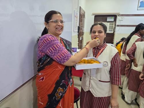 गोपी राधा की छात्रा श्रेयांशी जनपद टॉपर सूची में शामिल