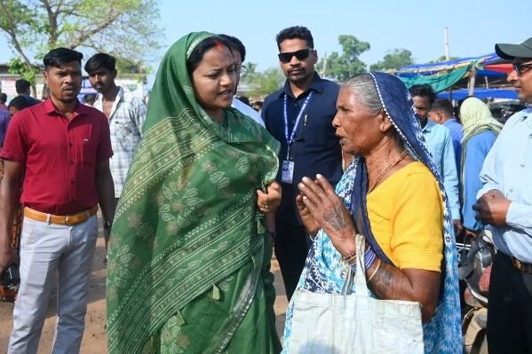 सुशासन की जमीनी तस्वीर: सिलफिली बाजार में मंत्री श्रीमती लक्ष्मी राजवाड़े का औचक भ्रमण, आमजन से सीधा संवाद
