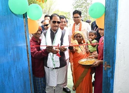 पक्के घर का सपना हुआ साकार : मुख्यमंत्री ने लेमरू में हितग्राही धरम सिंह के नए आवास में कराया गृह प्रवेश