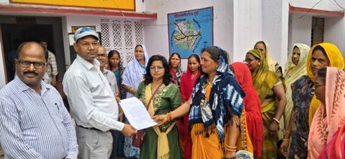 रसोइयों ने विभिन्न समस्याओं को लेकर बीईओ को सौंपा ज्ञापन