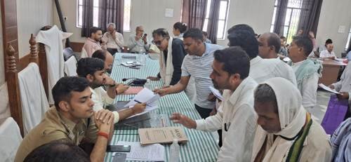 पूर्व पीएम अटल बिहारी वाजपेयी के नाम पर बने स्मृति द्वार से जुड़ी सड़क बदहाल
