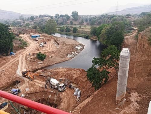 जिलाधिकारी ने घाघर नदी पर बन रहे सेतु का किया औचक निरीक्षण 