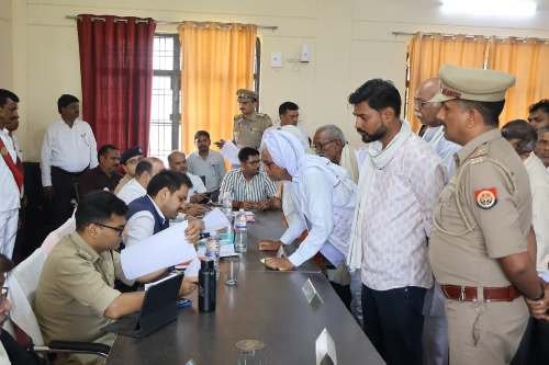 शिकायतकर्ताओं की शिकायतों का निस्तारण गुणवत्तापूर्ण व समयबद्ध तरीके से किया जाये – जिलाधिकारी