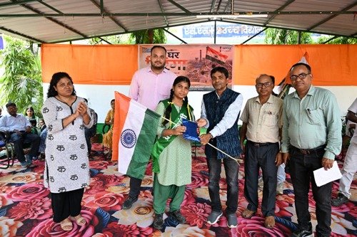 पतरातू में हर घर तिरंगा अभियान के तहत विद्यार्थियों के बीच बांटे गए 200 राष्ट्रीय ध्वज