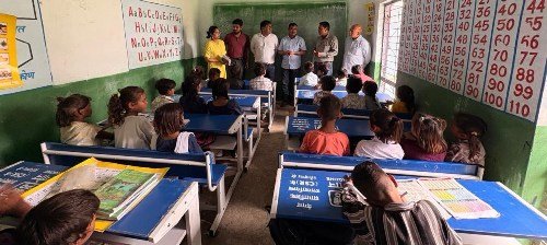 बेहतर कक्षाएं, उज्ज्वल शुरुआत: शासकीय प्राथमिक विद्यालय कमलतलाई में डेस्क-बेंच का वितरण
